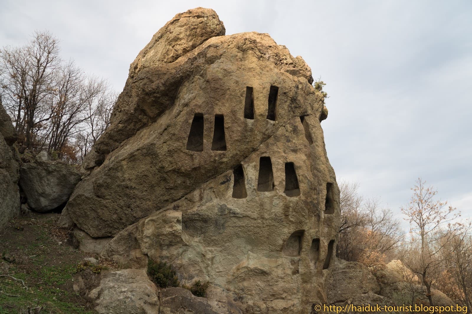 Rock Niches near Vodenicharsko